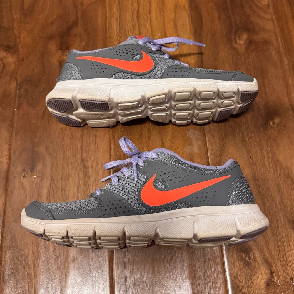 Nike size 6 tennis shoes